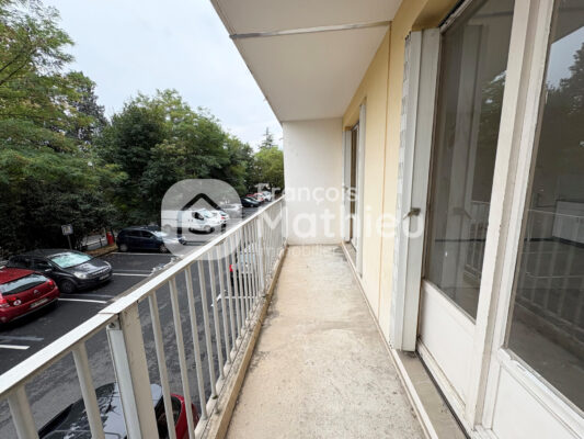 Neuville-sur-Saône - Appartement pièce